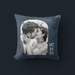 Aangepaste tekenvorm Weduwnaar Fotodatum Navy Blue Kussen<br><div class="desc">Aangepaste tekenvorm bruiloft Fotodatum Navy Blue Sierkussen</div>