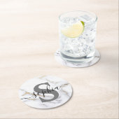 Aangepaste tekst aangepast marmer monogram aangepa ronde kartonnen onderzetter (Insitu)