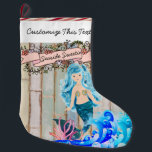 Aangepaste tekst/Beach Island Ocean Mermaid Glitte Grote Kerstsok<br><div class="desc">Als u op vakantie gaat naar Hawaii, Florida of een andere locatie met warm weer of als u in deze gebieden woont en u een tropische kerst heeft, dan is deze zeemeermin op het strand iets voor u. Aangepast en personaliseer dit ontwerp. Om uw eigen aangepaste tekst toe te voegen,...</div>