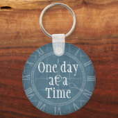 Aangepaste tekst  blauwe klok één dag per keer sleutelhanger (Voorkant)