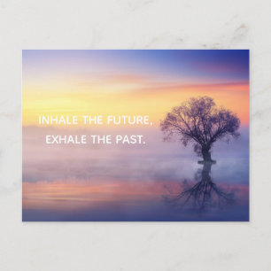 Aangepaste tekst Calm Zen Inhale Exhale Misty Lake Briefkaart