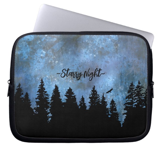 Aangepaste tekst dennenbos nacht laptop sleeve (Voorkant)