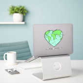 Aangepaste tekst Earth Love Sticker (Laptop op bureau)