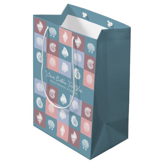 Aangepaste tekst en locatie Seashells Patroon Medium Cadeauzakje (Achterkant Gekanteld)