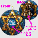 Aangepaste tekst & foto Happy Chanoeka, Davidster Keramisch Ornament<br><div class="desc">Hier is nog een andere mooie mogelijkheid voor uw Chanoeka-feesten: het gepersonaliseerde Chanoeka Star-Ornament! Dit ronde keramische ornament heeft een oogverblindende Davidster met de tekst "Happy Chanoeka!" in het midden, tegen een achtergrond met een kosmisch thema met rijke blauwe en gouden tinten. Het ingewikkelde ontwerp voegt een feestelijke en elegante...</div>