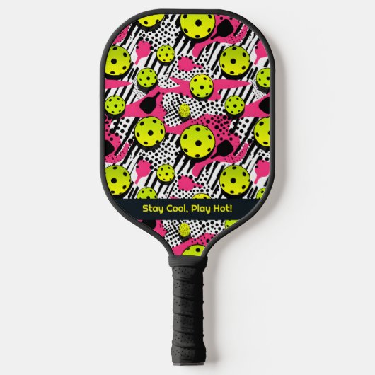 Aangepaste tekst gele pickleballs op roze pickleball paddle (Voorkant)
