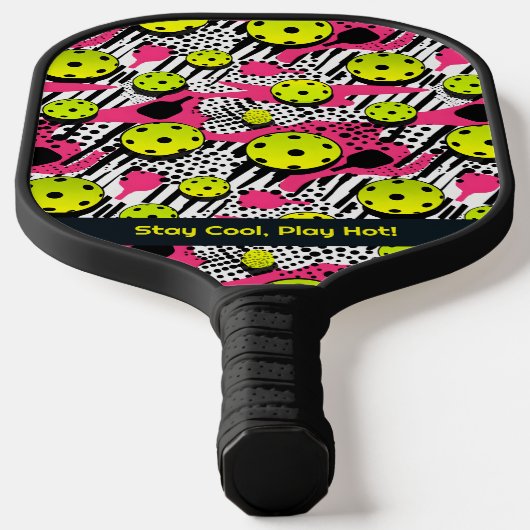 Aangepaste tekst gele pickleballs op roze pickleball paddle (Laagn)