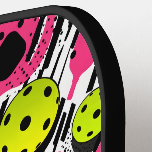 Aangepaste tekst gele pickleballs op roze pickleball paddle (Links Detail)