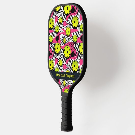 Aangepaste tekst gele pickleballs op roze pickleball paddle (Links)