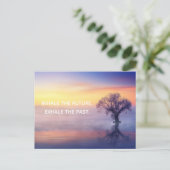 Aangepaste tekst Kalm Zen Inhale Exhale Misty Lake Briefkaart (Staand voorkant)