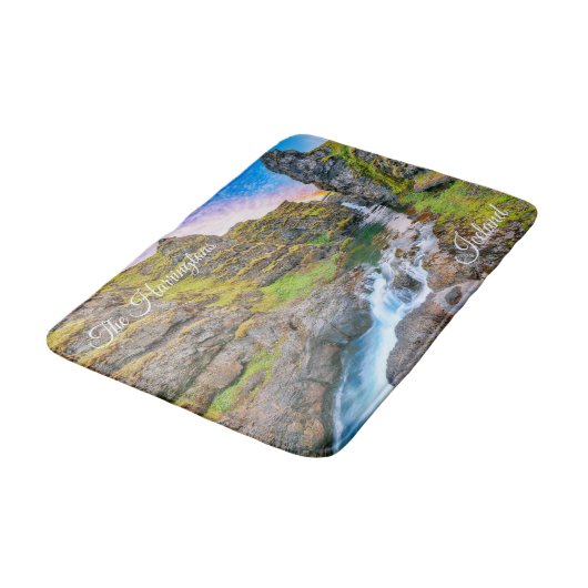 Aangepaste tekst Kolufossar Waterfall, IJsland Badmat (Gekanteld)