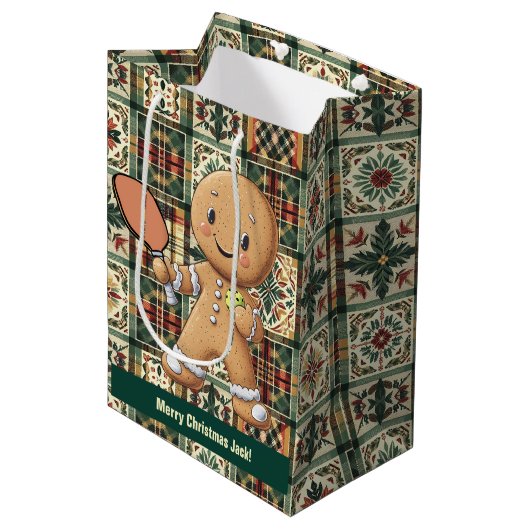 Aangepaste tekst Kruimelig Kerst Rally Gingerbread Medium Cadeauzakje (Voorkant Gekanteld)