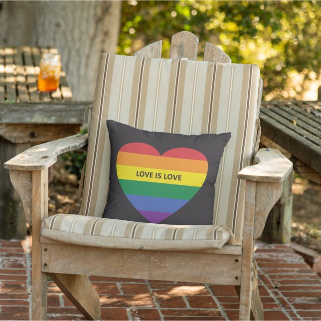 Aangepaste tekst "Liefde is Liefde" Buitenkussen (Stoel)