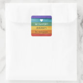 Aangepaste tekst met hout getextureerde regenboog vierkante sticker (Tas)