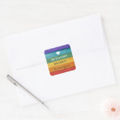 Aangepaste tekst met hout getextureerde regenboog vierkante sticker (Envelop)