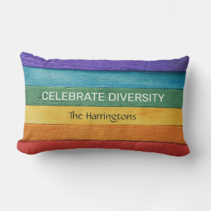 Aangepaste tekst met hout getextureerde regenboogv kussen