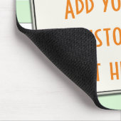 Aangepaste tekst op pasteelgroene strepen muismat (Hoek)