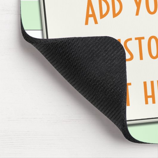 Aangepaste tekst op pasteelgroene strepen muismat (Hoek)