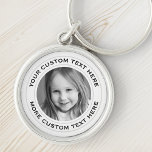 Aangepaste tekst rond foto witte rand sleutelhange sleutelhanger<br><div class="desc">Ronde sleutelhanger met uw douanefoto en tekst binnen een witte grens met twee lichtgrijze lijnen. De doopvonten en de kleuren van de verandering,  bewegen en resize elementen met het ontwerphulpmiddel.</div>