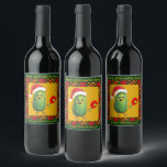 Aangepaste tekst Santa's Pickleball Rally Wijn Etiket<br><div class="desc">Een wijnflesetiket met een vrolijke augurk, uitgedost in het pet van de kerstman, en vakkundig een pickleball-peddel hanteren terwijl je wat vakantiejuichen serveert! De achtergrond is een levendige gele, rode en groene plaid, versierd met prachtige poinsettia-bloemen. Met aangepaste tekstopties aan de boven- en onderkant kunt u een persoonlijk tintje toevoegen...</div>