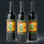 Aangepaste tekst Santa's Pickleball Rally Wijn Etiket<br><div class="desc">Een wijnflesetiket met een vrolijke augurk, uitgedost in het pet van de kerstman, en vakkundig een pickleball-peddel hanteren terwijl je wat vakantiejuichen serveert! De achtergrond is een levendige gele, rode en groene plaid, versierd met prachtige poinsettia-bloemen. Met aangepaste tekstopties aan de boven- en onderkant kunt u een persoonlijk tintje toevoegen...</div>