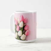 Aangepaste tekst tulpen op roze koffiemok (Voorkant links)
