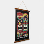 Aangepaste tekst voor Cool Tiki Totem Hangend Wandkleed (Gebogen)