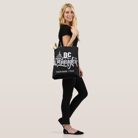 Aangepaste tekst Washington DC Tote Bag (Op model)
