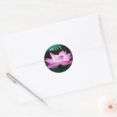 Aangepaste tekst Zen Pink Lotus Flower Peace Stick Ronde Sticker (Envelop)