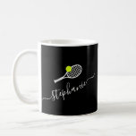 Aangepaste Tennis Monogram Naam Koffie Mok<br><div class="desc">Elegant vrouwelijk tennismonogram op een gepersonaliseerde mok met een elegante scriptnaam op een zwarte achtergrond die kan worden veranderd in elke kleur,  perfect voor een vrouw of meisjes tennisspeler,  trainer,  instructeur,  kampadviseur of teampartner.</div>