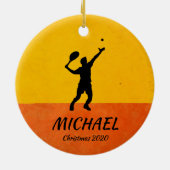 Aangepaste Tennis Player Coach Serve Yellow Xmas Keramisch Ornament (Achterkant)