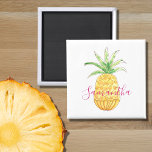 Aangepaste tropische anananas magneet<br><div class="desc">Deze schattige en girale magneet is versierd met een geel anananas van de waterverf en een roze naam. U kunt het aanpassen door de naam te veranderen of het een monogram te maken. Oorspronkelijke Waterverf © Michele Davies.</div>