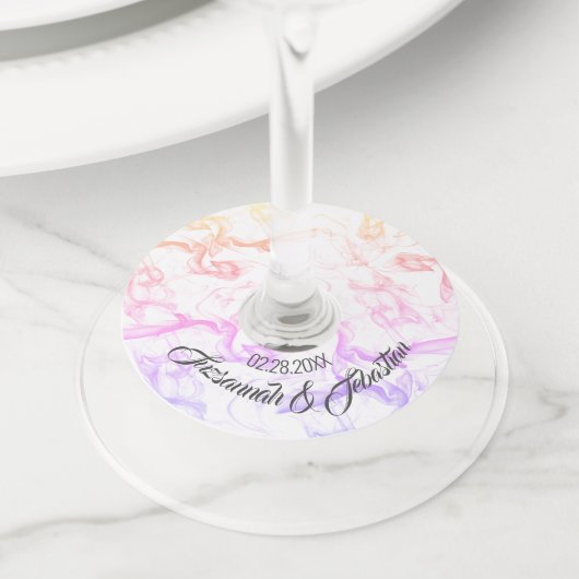 Aangepaste trouwdatum naam Kleurrijke nevelige roo Wijnglaslabel (Dichtbij)