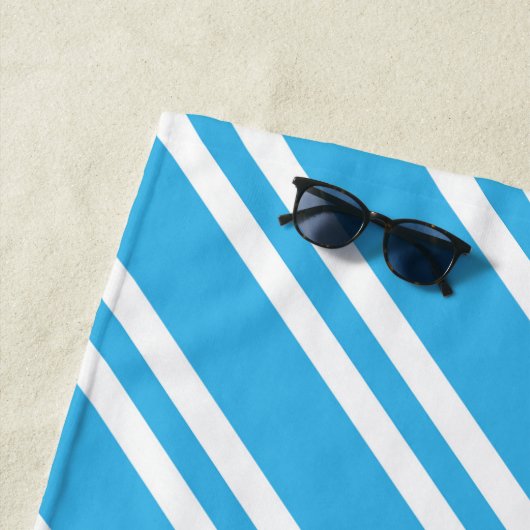 Aangepaste turquoise Blue en White Stripes Strandlaken (In situ)