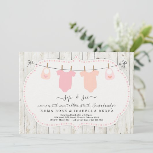 Aangepaste Twin Girls Sip en zie Uitnodiging (Staand voorkant)