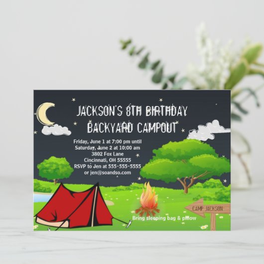 Aangepaste uitnodiging voor thuisfeesten Campout (Staand voorkant)