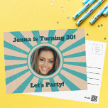 Aangepaste uitnodiging voor verjaardagsfeest op fo<br><div class="desc">Cool retro tan en blauwgroen briefkaart op fotoverjaardag voor een volwassen feest. Pas de foto van de eer aan en personaliseer je partijgegevens op de achterkant van de uitnodiging.</div>