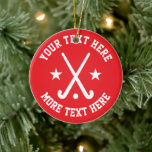Aangepaste veld hockey sport kerstboom ornament<br><div class="desc">Aangepaste veld hockey sport kerstboom ornament. Sportief ontwerp met atletische typografie sjabloon, gekruiste hockeysticks, balen en sterren. Voeg je eigen groet, grappige quote, familienaam, teamnaam etc. toe. Cool cadeau idee voor vrienden, familie, speler, moeder, vader, coach, kinder, jongen, meisje, trainer, collega etc. Thema x-mas decoratie. Inclusief sprankelend gouden touw. Prettige...</div>