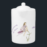 Aangepaste ventilatorvoeten theepot<br><div class="desc">Flower Fairy Tea Pot - Personaliseer uw wensen voor een extra speciaal cadeau. Origineel kunstwerk van een fee die op een vleugje lavender is gedraaid,  is van een beroemde kunstenaar en auteur Elizabeth Andrews.</div>