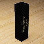 Aangepaste verjaardag Faux Gold Black gecontroleer Wijn<br><div class="desc">Creëer uw eigen aangepaste, gepersonaliseerde, stijlvolle, elegante faux goudtypografie / script, een cool zwart en grijs gevlochten patroon, verjaardagswijn / champagne cadeaudoos, met uw gepersonaliseerde verjaardagwensen aan de voorzijde en uw aangepaste notitie / boodschap aan de achterzijde. Gemaakt met stevige 24 pt. Deze wijndoos kan de meeste 1, 5 L...</div>