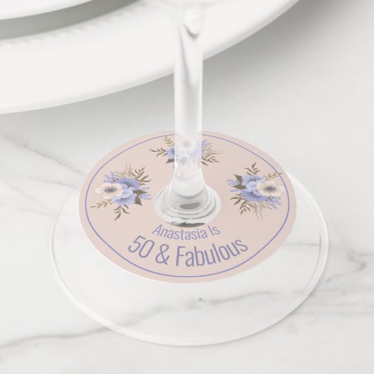 Aangepaste Verjaardag Naam Datum Floral Wild Roos Wijnglaslabel (Dichtbij)