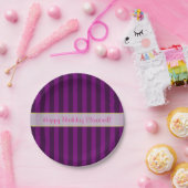 Aangepaste verjaardag op een Paars gestreept patro Papieren Bordje (Feest)