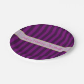 Aangepaste verjaardag op een Paars gestreept patro Papieren Bordje (Gekanteld)