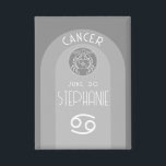 Aangepaste verjaardag Zodiac Cancer - Modern Desig Button<br><div class="desc">Personaliseer deze knop met een geboortedatum en naam. Een aangepast ontwerp met het sterrenbeeld - Kreeft - plus persoonlijkheidskenmerken, informatie en sterrenbeeld. Een kalmerende zilveren kleur - geassocieerd met kanker is het belangrijkste ontwerp achter alle details van de dierenriem. Een geweldig cadeau voor een vriend of om gewoon "jij" te...</div>