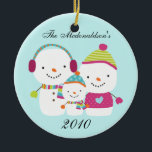 Aangepaste versie van Aangepaste Snowman Family Or Keramisch Ornament<br><div class="desc">Pas uw aangepaste Snowman Family Ornament aan met uw familienaam en het jaar! Ideaal kerstcadeau voor elk familielid of vriend!</div>