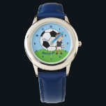 Aangepaste voetbaljongen horloge<br><div class="desc">Koel aangepast voetbal kinder kijken met een jongen die een bal vasthoudt op een groen veld en een blauwe hemel achter hem. Pas dit decor aan met de naam van uw kind onder het grote voetbal.</div>