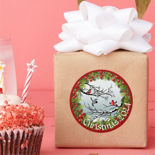 Aangepaste vogels in needles rode bessen ronde sticker (Feest)