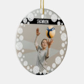 Aangepaste Volleybal Foto Naam Jaar  Keramisch Ornament (Rechts)