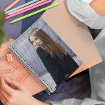 Aangepaste Vrouwen Foto Elegant Schoon Wekelijks P Planner<br><div class="desc">Ontdek elegantie in organisatie met onze 2024 Monogrammed Weekly Planner met Women Photo. Deze planner biedt verfijning en personalisatie en biedt een georganiseerde en verfijnde aanpak van uw wekelijkse plannen met ruimte voor een gepersonaliseerde foto.</div>