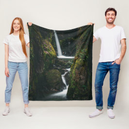 Aangepaste waterval die naar beneden kaskadert in  fleece deken